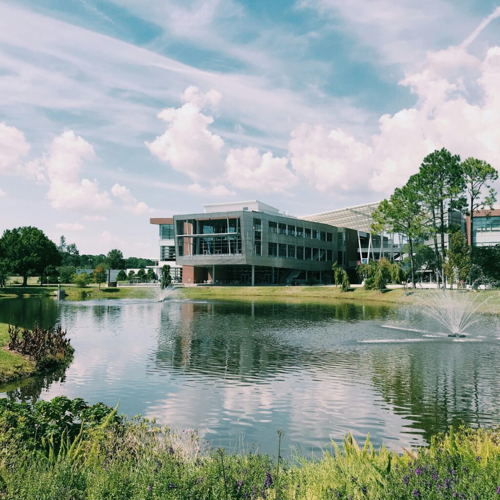 Pexels image from Brianna Eisman featuring UNF Student Union building in Florida